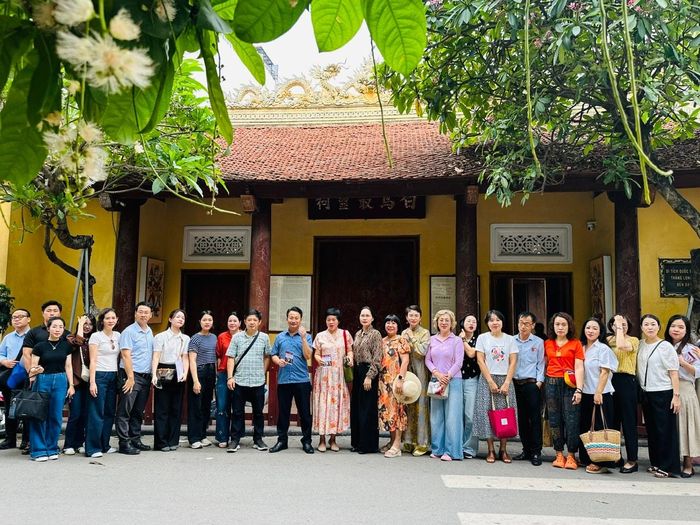 Đoàn khảo sát tại đền Bạch Mã. Ảnh: Hoàng Quyên
