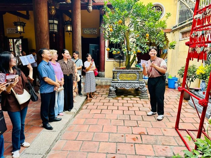 Đoàn khảo sát trải nghiệm cách khám phá văn hóa theo hướng mới trong tour Thăng Long tứ trấn. Ảnh: Hoàng Quyên
