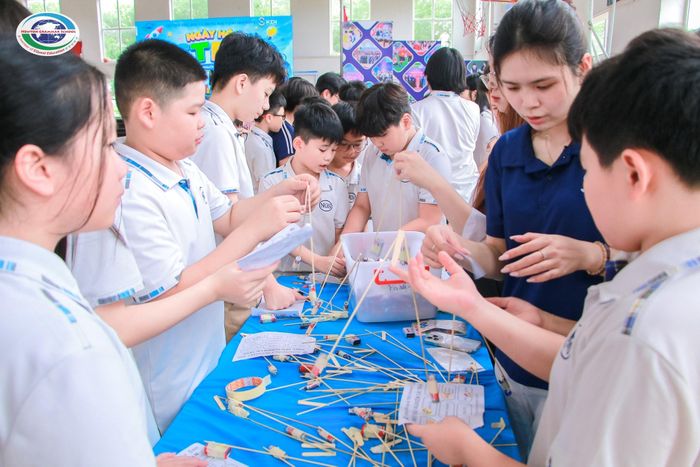 Học sinh Trường Tiểu học &amp; THCS Newton 5 trong chương trình trải nghiệm giáo dục STEM. Ảnh: NTCC