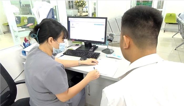 Các bác sĩ khuyến nghị người dân đi tiêm vắc xin ngay khi bị thú cưng cắn. Ảnh: BV