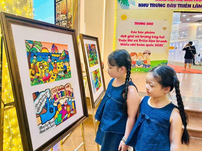 Các em thiếu nhi tham quan các tác phẩm hội họa của thanh thiếu nhi tỉnh Tuyên Quang. Ảnh: Bảo Lâm