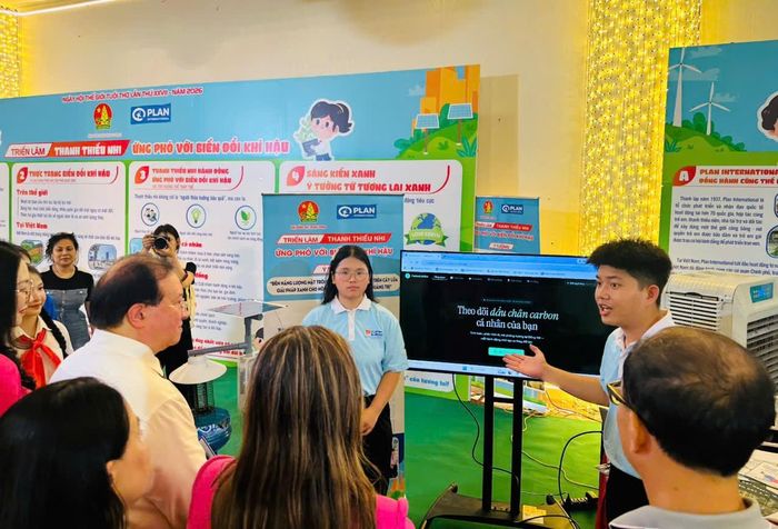 Giới thiệu ý tưởng sáng tạo được chọn lọc từ cuộc thi "Thanh, thiếu niên hành động ứng phó với biến đổi khí hậu tỉnh Quảng Trị năm 2026". Ảnh: Bảo Lâm