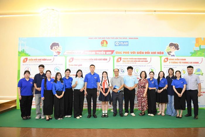 Các đại biểu cùng thanh, thiếu nhi tham gia triển lãm. Ảnh: PV