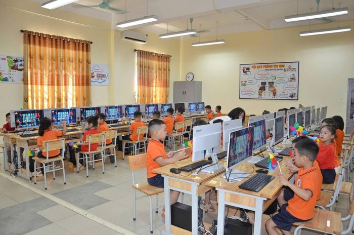 Học sinh tích cực tham gia các tiết học ứng dụng công nghệ thông tin và bài giảng điện tử. Ảnh: TH