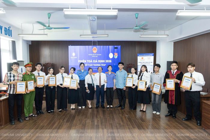 Trao giải cho các vai diễn trong phiên tòa giả định. Ảnh: Đèo Nhung
