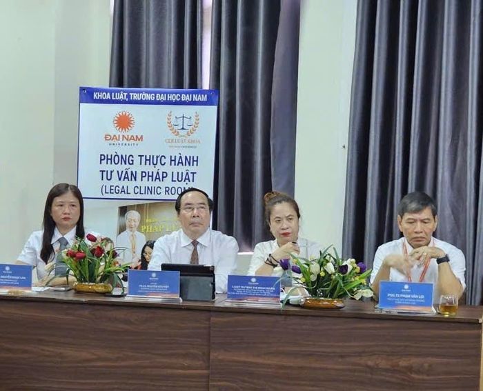 Ban Giám khảo của phiên tòa giả định. Ảnh: Đèo Nhung