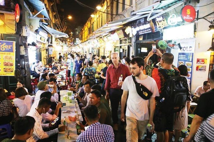 Đề án “Phát triển kinh tế đêm trên địa bàn thành phố Hà Nội" mở ra một giai đoạn phát triển mới cho đô thị sáng tạo và hệ sinh thái dịch vụ chất lượng cao của Thủ đô. Ảnh minh họa: PV