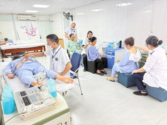 Bệnh nhân khám, chữa bệnh bằng y học cổ truyền tại Bệnh viện Đa khoa Hòe Nhai (Hà Nội). Ảnh: Vân Nguyễn