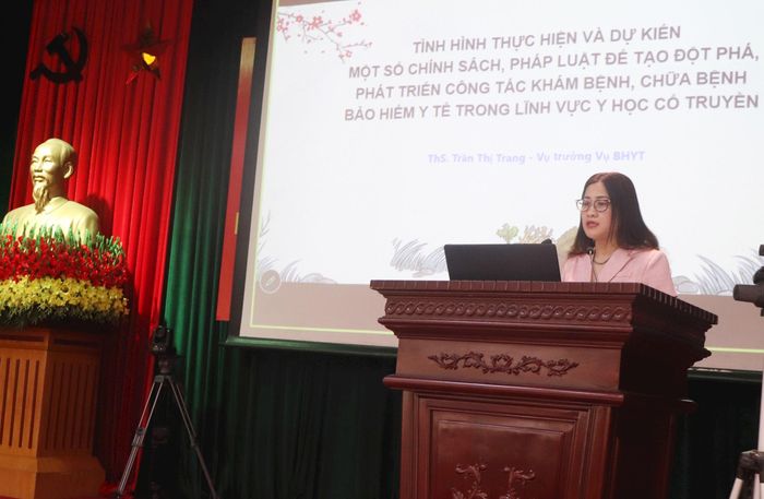 Thạc sĩ Trần Thị Trang, Vụ trưởng Vụ Bảo hiểm y tế, Bộ Y tế chia sẻ tại hội thảo. Ảnh: Trần Thảo
