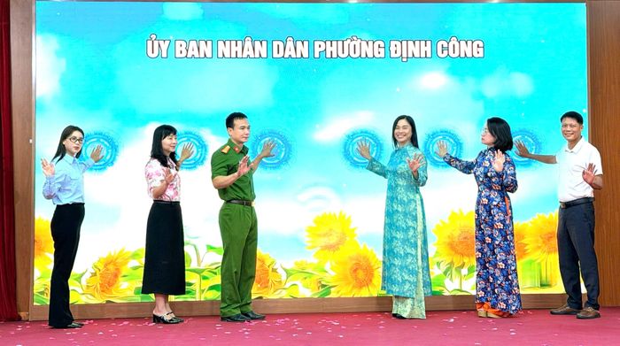 UBND phường Định Công thực hiện nghi thức phát động Tháng hành động vì trẻ em. Ảnh: Khánh Linh