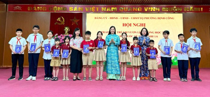 Phường Định Công trao quà cho các em học sinh có hoàn cảnh khó khăn. Ảnh: Khánh Linh