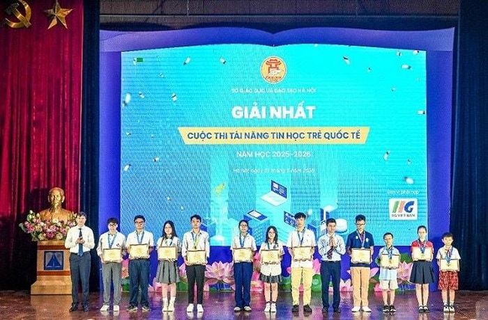 Tiến sĩ Tô Hồng Nam, Phó Cục trưởng Cục Khoa học, CN&TT, Bộ GDĐT và PGS.TS Nguyễn Văn Hiền, Giám đốc Sở GDĐT Hà Nội trao giải Nhất Cuộc thi Tài năng Tin học trẻ quốc tế