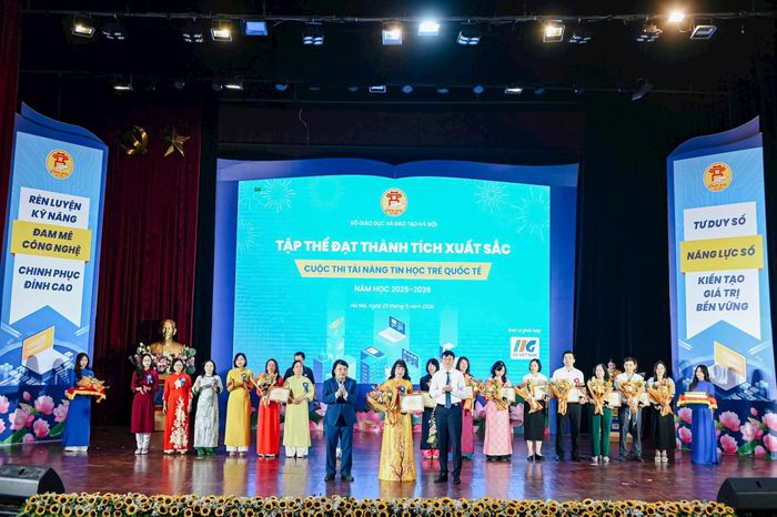 Cô giáo Nguyễn Thị Kim Sinh, Phó Hiệu trưởng Trường THCS Đông Dư đại diện nhà trường vinh dự nhận giải Tập thể đạt thành tích xuất sắc do Tiến sĩ Tạ Ngọc Trí, Phó Vụ trưởng Vụ Giáo dục Phổ thông, Bộ GD&ĐT và PGS.TS Nguyễn Văn Hiền, Giám đốc Sở GDĐT Hà Nội trao.
