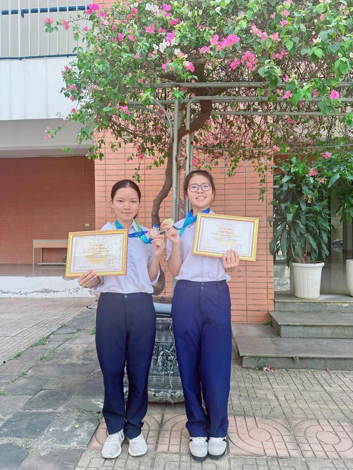 Em Bùi Tường Vi, học sinh lớp 9C (bên phải) và em Nguyễn Thảo Linh, học sinh lớp 9A, Trường THCS Đông Dư đã xuất sắc giành giải cao tại Cuộc thi Tài năng Tin học trẻ quốc tế thành phố Hà Nội năm học 2025 - 2026