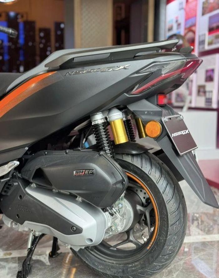 Cả bánh trước và bánh sau của Sundiro Honda NS150GX đều được trang bị phanh đĩa