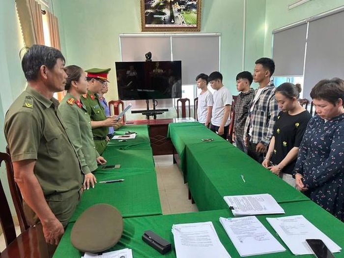 Cơ quan CSĐT Công an TP Đà Nẵng khởi tố bị can và bắt tạm giam các đối tượng mua bán trái phép chất ma túy “núp bóng” thuốc lá “Dominix”. Ảnh: CACC