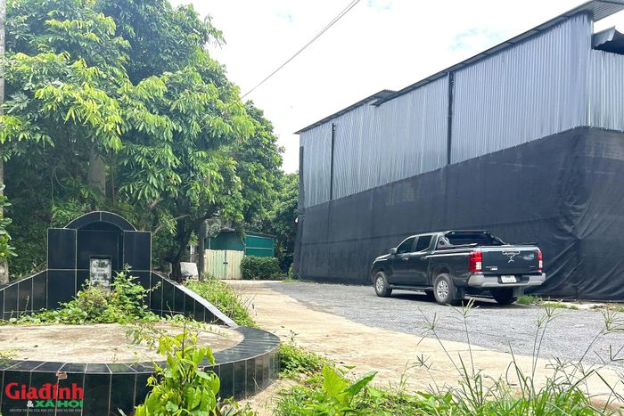 Công trình khung sắt, quây lưới đen, có mái che được dựng lên làm sân thể thao tại xóm An Đường.