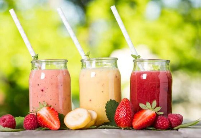 Uống sinh tố vào mùa hè cũng là một giải pháp bù nước cho cơ thể trong những ngày hè nóng bức.
