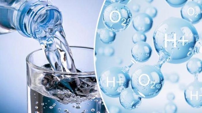 Nếu bạn thường xuyên vận động hay lao động chân tay thì bạn nên mang theo một chai nước điện giải để giúp cơ thể bù lại lượng nước đã mất kịp thời.