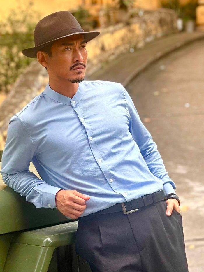 Tạo hình của Hứa Vĩ Văn trong "Tận hiến" là làn da rám nắng rắn rỏi, gương mặt phong sương, cùng nhiều kiểu trang phục đa dạng, từ vest lịch lãm đến áo nâu bình dị.