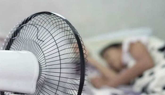 Bật quạt ở mức cao nhất sẽ làm cho nhiệt độ bề mặt da giảm, lỗ chân lông bít lại, mồ hôi không thoát được ra ngoài, cơ thể cảm thấy nóng hơn, dẫn đến mệt mỏi, kiệt sức và đau lưng.