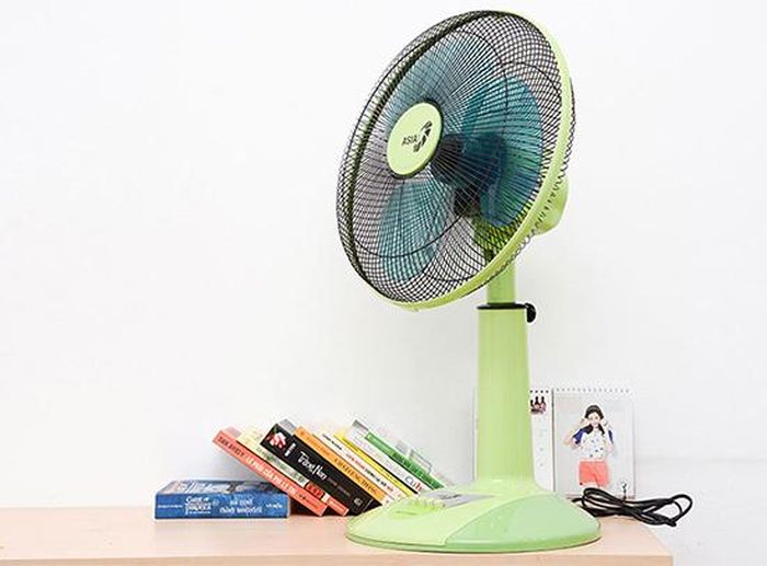 Bạn nên đặt quạt lệch hướng so với bạn một chút.