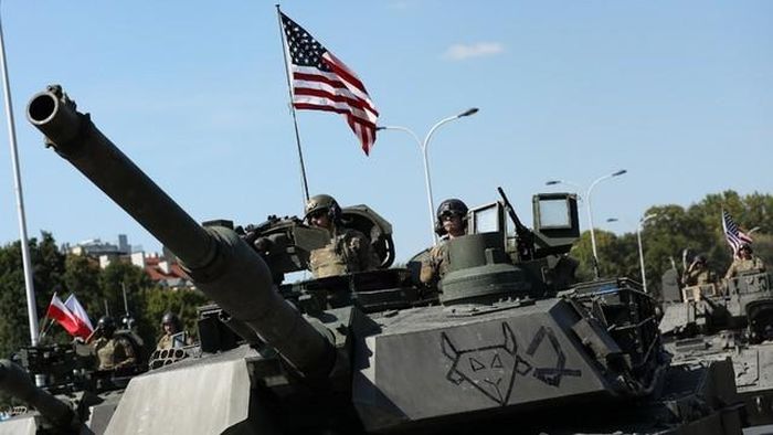 Một chiếc xe tăng M1 Abrams của Mỹ tham gia cuộc duyệt binh ở Warsaw, Ba Lan, ngày 15/8/2025. (Nguồn: Getty Images)
