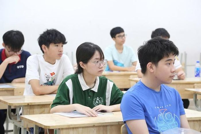 Thí sinh nghe giám thị phổ biến quy chế thi và lịch thi cụ thể trong phòng thi.