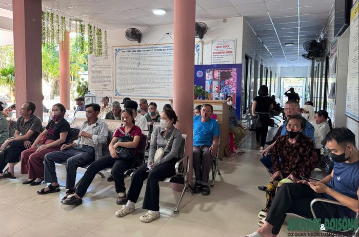 Nắng nóng kéo dài với nền nhiệt ngoài trời có thời điểm vượt 40 độ C khiến số bệnh nhân đến khám tại Bệnh viện Tâm thần Nghệ An tăng lên trong những ngày qua.