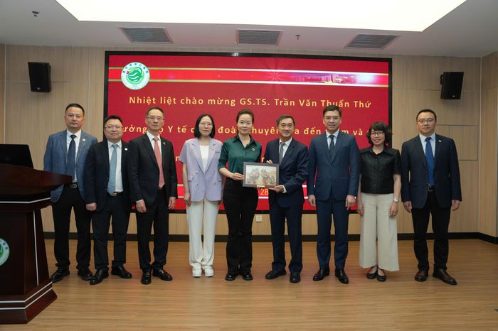 Đoàn Bộ Y tế thăm và làm việc tại Bệnh viện Trung tâm TP Toại Ninh.