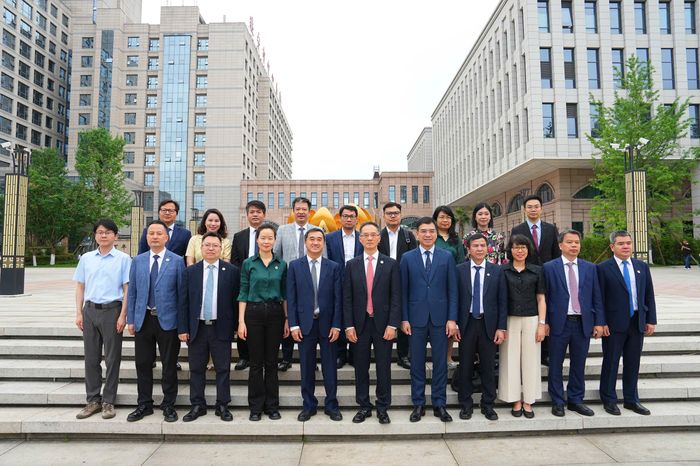Đoàn Bộ Y tế thăm và làm việc tại Bệnh viện Trung tâm TP Toại Ninh.