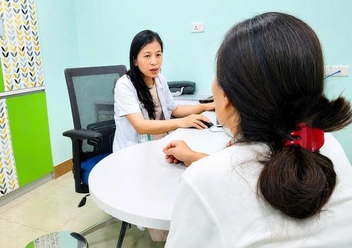 TS.BS Trịnh Thị Bích Huyền thăm khám cho bệnh nhân. Ảnh: Quỳnh Mai.