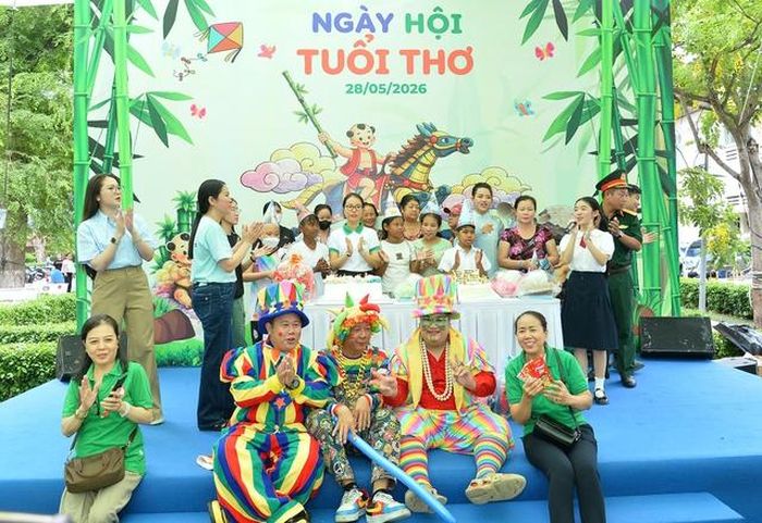 Các em nhỏ vui mừng tham gia các hoạt động mừng ngày Quốc tế Thiếu nhi. Ảnh: BVCC.