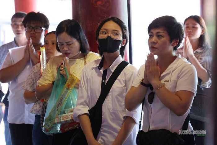 Phụ huynh, học sinh thành kính cầu nguyện trước kỳ thi.