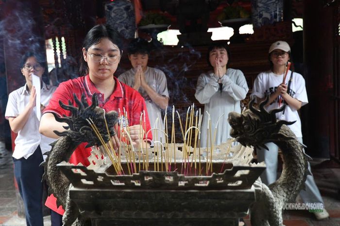 Học sinh thắp hương, gửi gắm mong ước trước ngày thi.