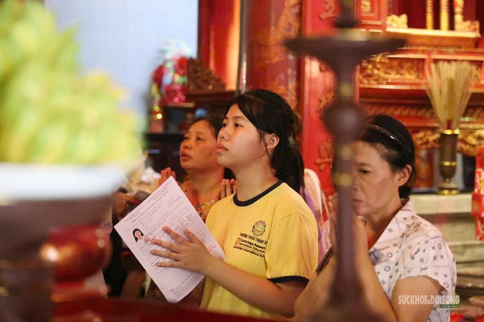 Em Hồng Anh đến từ trường THCS Thanh Xuân (Hà Nội) cùng người thân thành kính dâng hương, cầu mong may mắn và sự tự tin để bước vào kỳ thi.