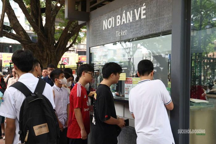 Học sinh xếp hàng mua vé vào Văn Miếu sáng 29/5.