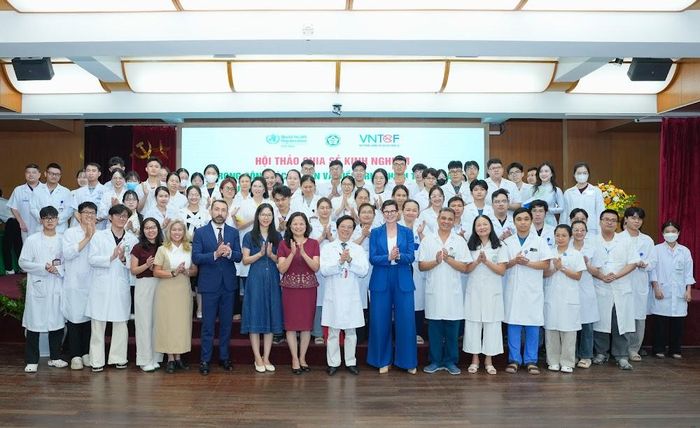 Các đại biểu và y bác sĩ Bệnh viện Bạch Mai hưởng ứng Ngày Thế giới Không Thuốc lá 31/5.