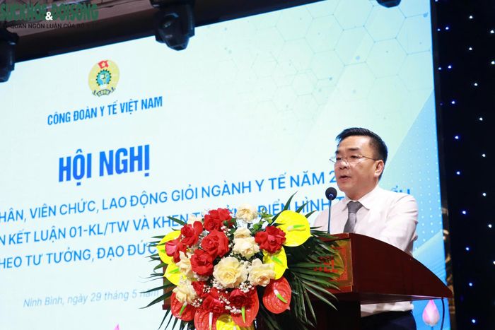 TS.BS Nguyễn Lương Tâm - Chủ tịch Công đoàn Y tế Việt Nam phát biểu tại hội nghị.