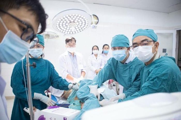 Ê kíp Khoa Phụ Sản, BVĐK Long An tiếp tục theo dõi sát quá trình chuyển dạ với sự phối hợp chặt chẽ của Khoa Nội Tim mạch – Lão Khoa. Ảnh: BVCC.