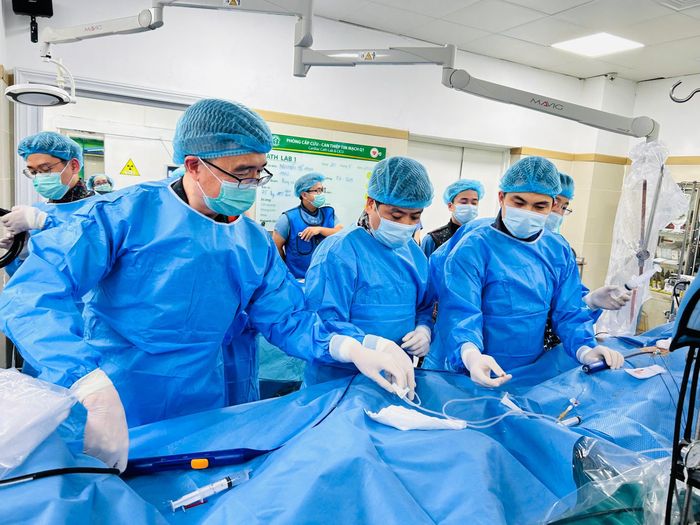 Các bác sĩ Viện Tim mạch Việt Nam thực hiện kỹ thuật triệt đốt rung nhĩ bằng năng lượng từ xung cho bệnh nhân.