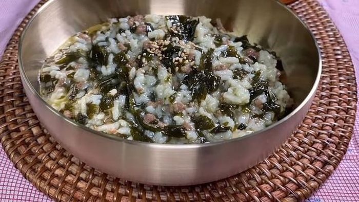 Cháo rong biển thịt băm bồi bổ cơ thể, dễ tiêu hóa, thích hợp cho người mệt mỏi, chán ăn.