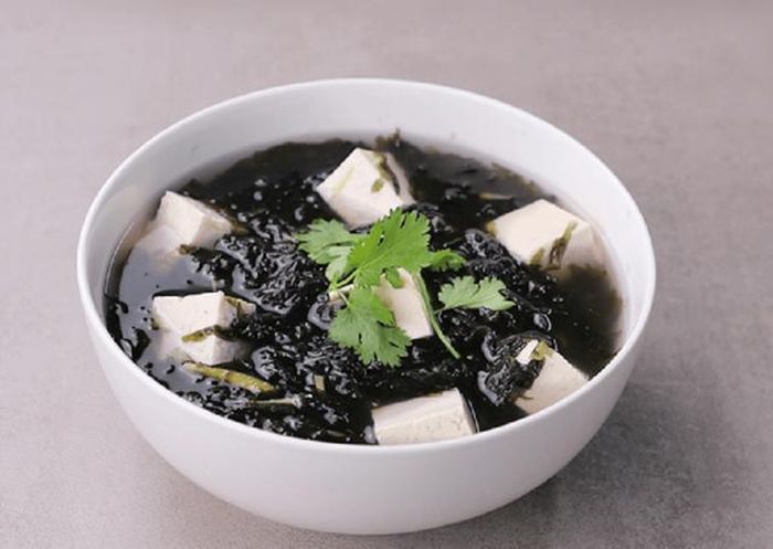 Canh đậu phụ rong biển thanh nhiệt, làm dịu cơ thể.