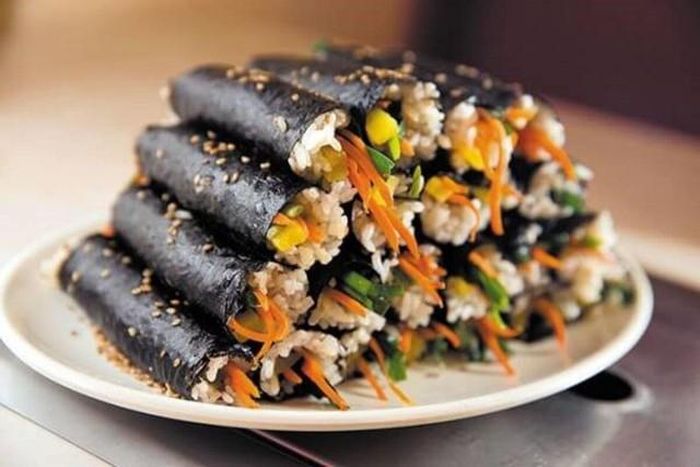 Rong biển cuộn cơm bổ sung chất xơ, vitamin và khoáng chất.