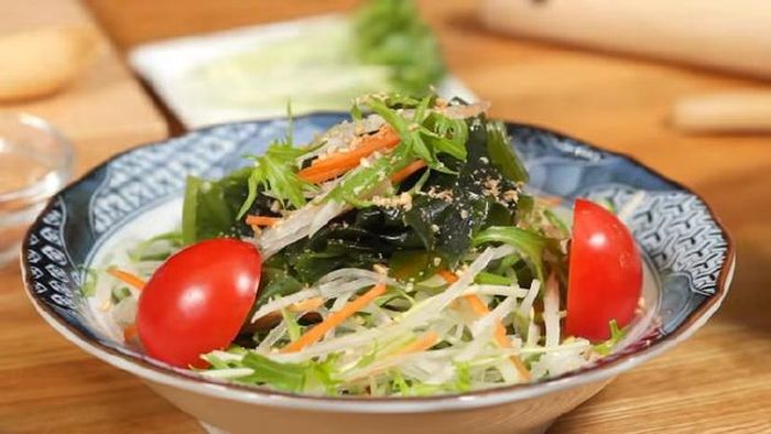 Salad rong biển giấm táo giải ngấy, hỗ trợ tiêu hóa, thích hợp trong thời tiết nóng nực.