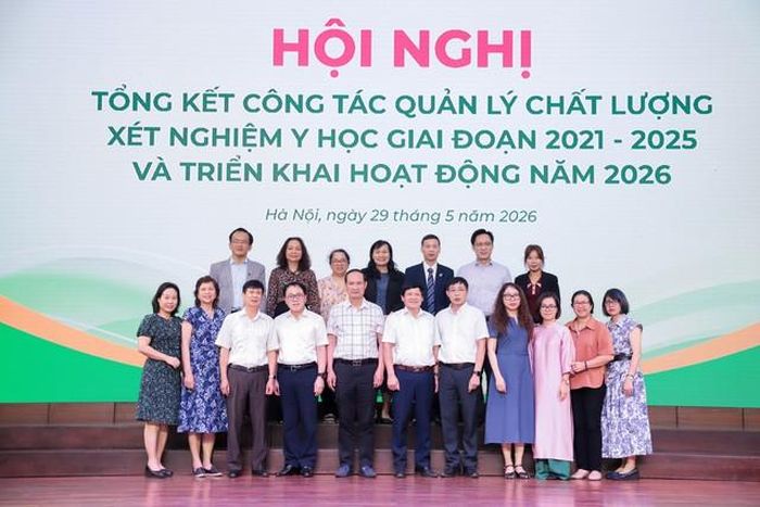 Các đại biểu chụp ảnh lưu niệm chúc mừng thành công của Hội nghị.