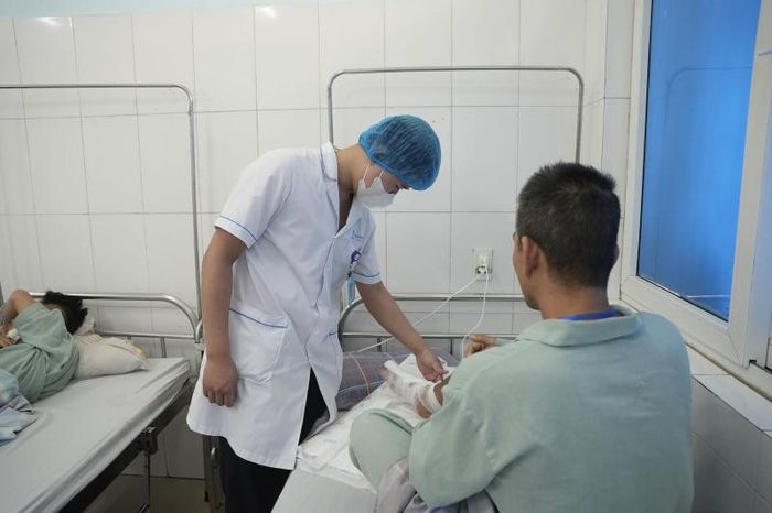 Bác sĩ Bệnh viện Bãi Cháy thăm khám vết thương sau khi điều trị cho bệnh nhân L.T.D. Ảnh: BVCC.