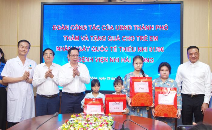 Lãnh đạo TP Hải Phòng thăm, tặng quà các em nhỏ nhân dịp Ngày Quốc tế thiếu nhi 1/6. Ảnh: D.S