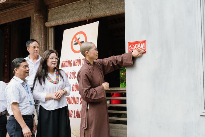 Ni sư Thích Diệu Văn, Sơn môn chùa Bổ Đà cùng đoàn đại biểu tham gia dán biển cấm hút thuốc tại các khu vực trong khuôn viên của nhà chùa.