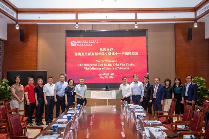 Đoàn Bộ Y tế thăm và làm việc tại Bệnh viện trực thuộc Đại học Y học cổ truyền Thành Đô.